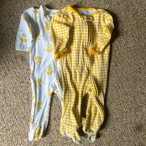 Carters baby girl footies 🌻🐝